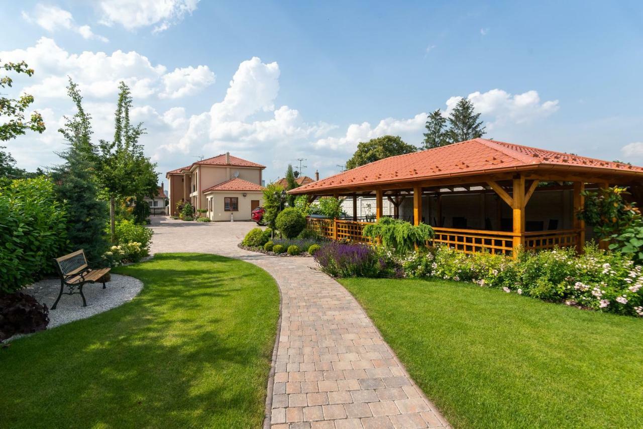 Villa Ephelia Dunajska Streda Luaran gambar