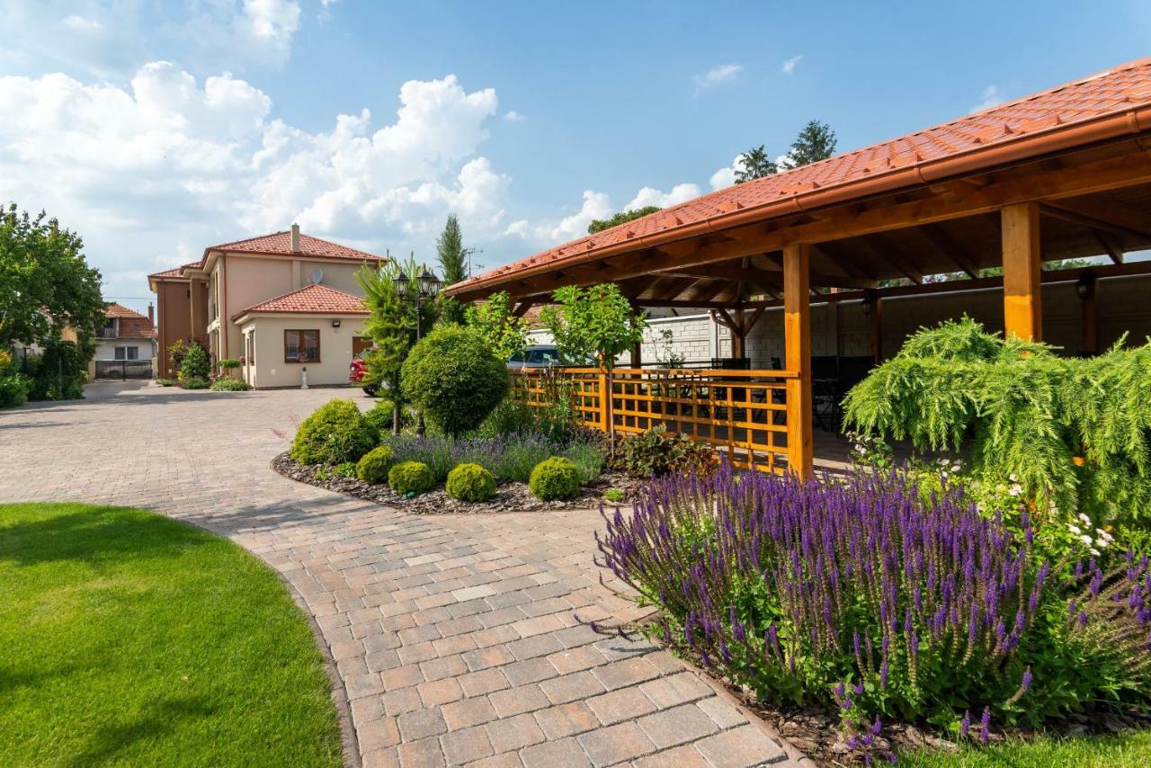 Villa Ephelia Dunajska Streda Luaran gambar